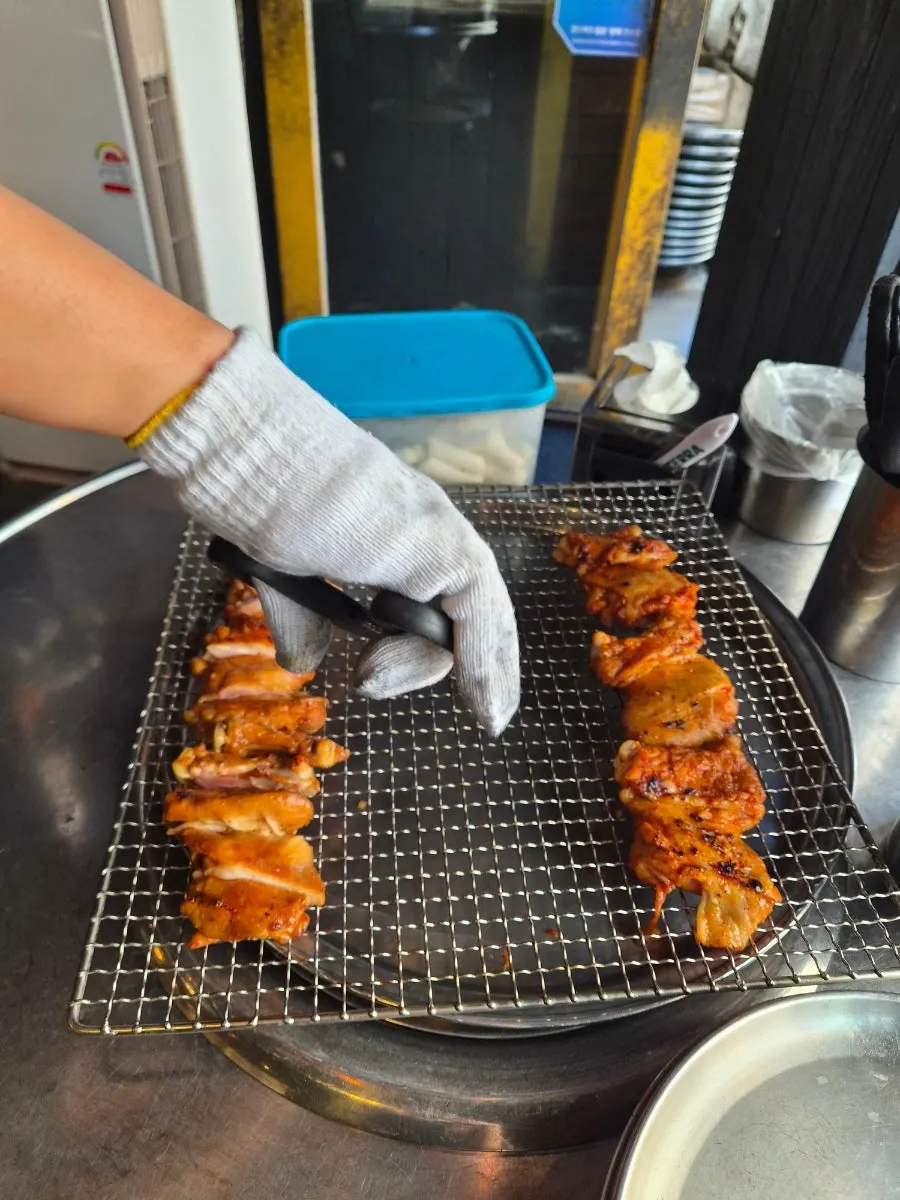 초벌존에서 초벌 중인 닭갈비