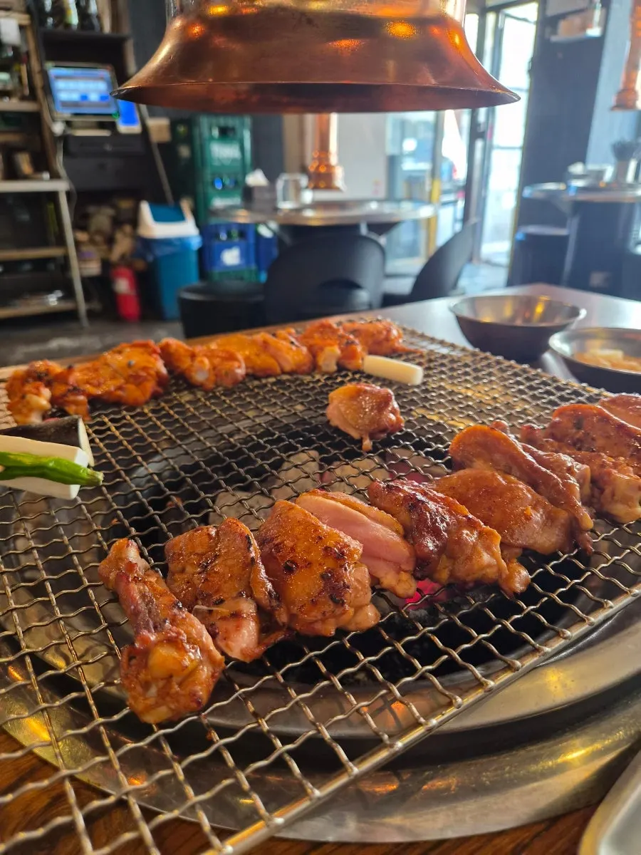 불판으로 옮겨 2차로 굽는 닭갈비