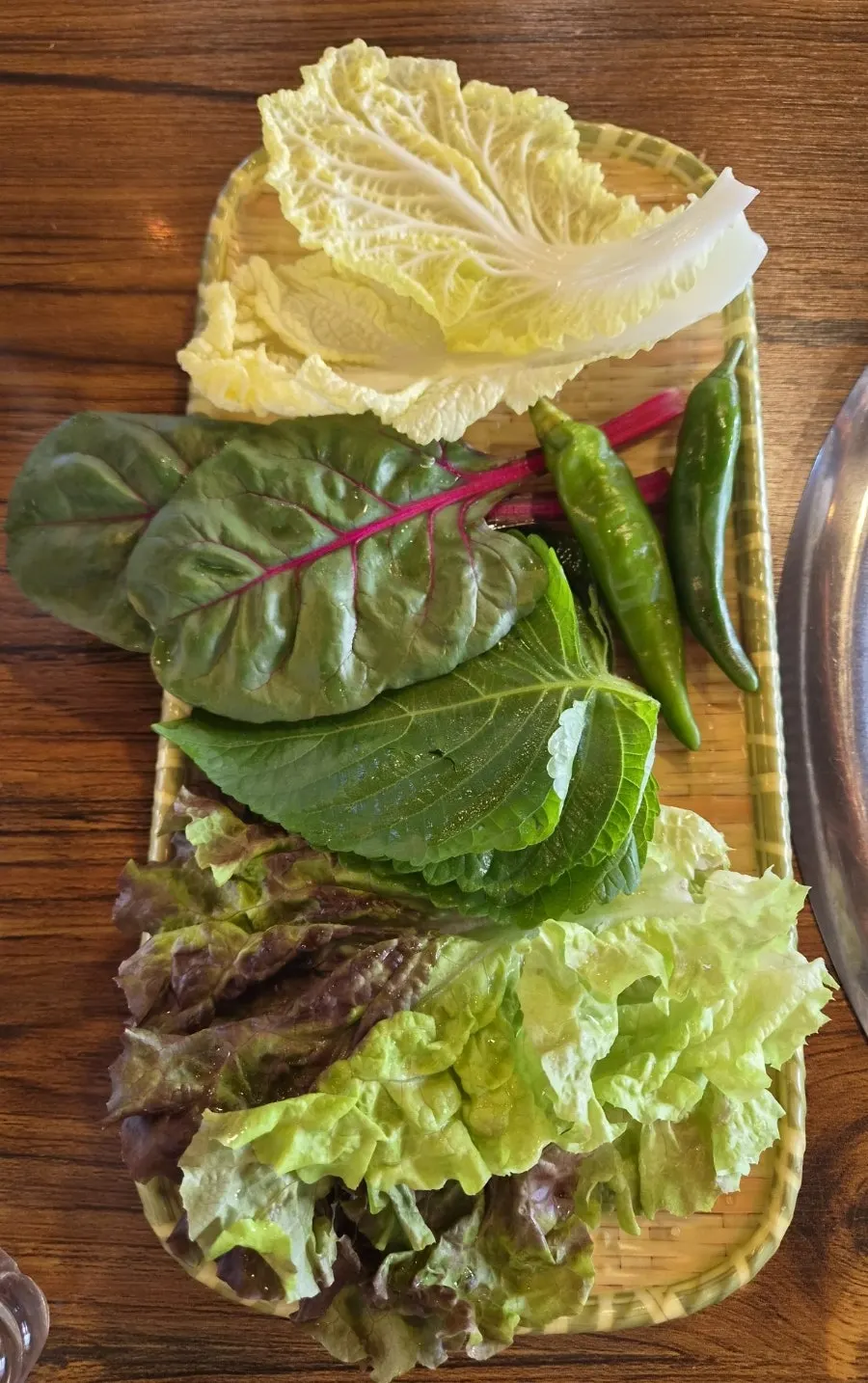 쌈채소와 반찬이 깔린 기본상