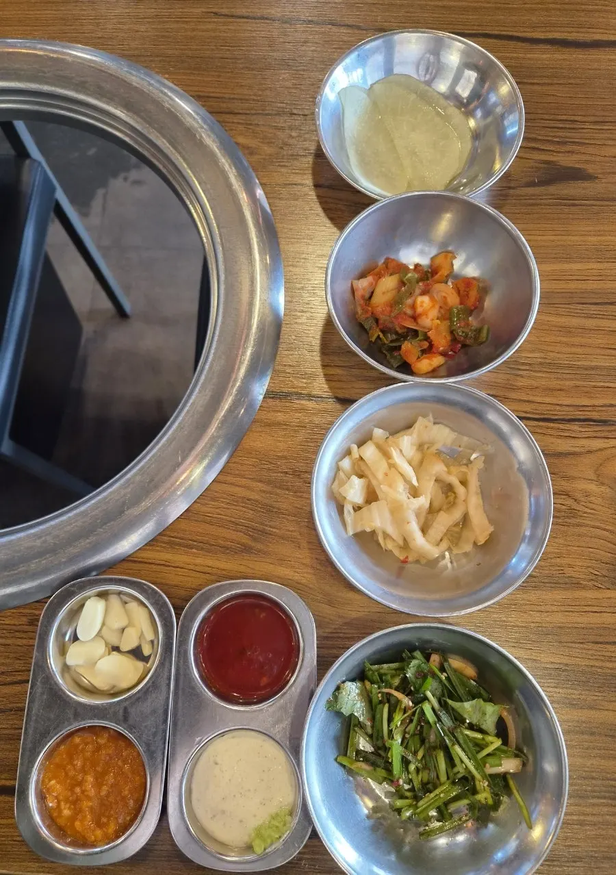 쌈무, 김치, 부추무침과 소스 접시