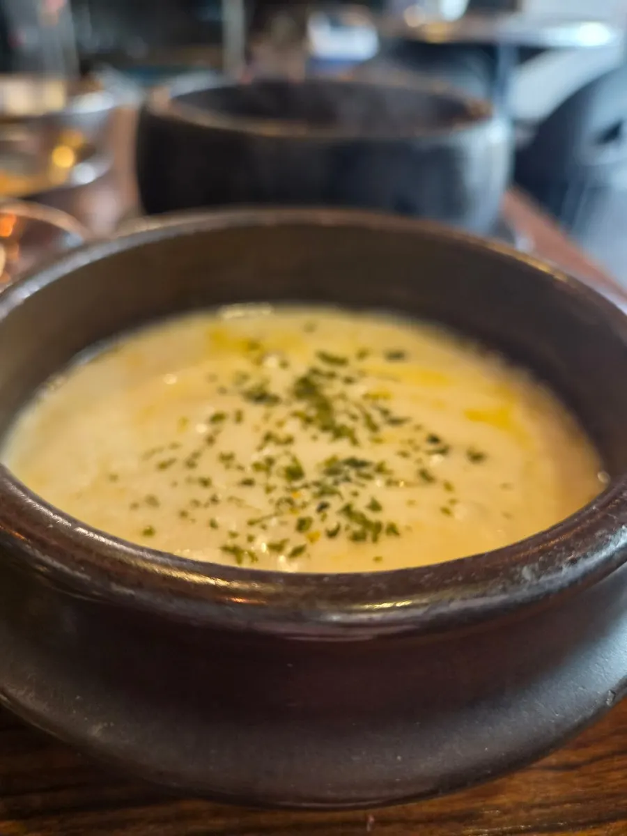 쌈에 올린 숯불닭갈비 한 점