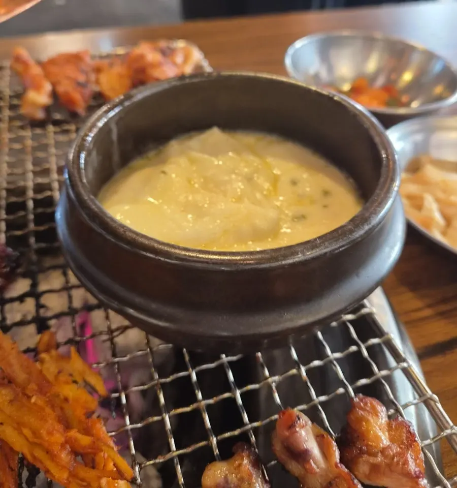 뚝배기 치즈퐁듀에서 늘어나는 모짜렐라 치즈