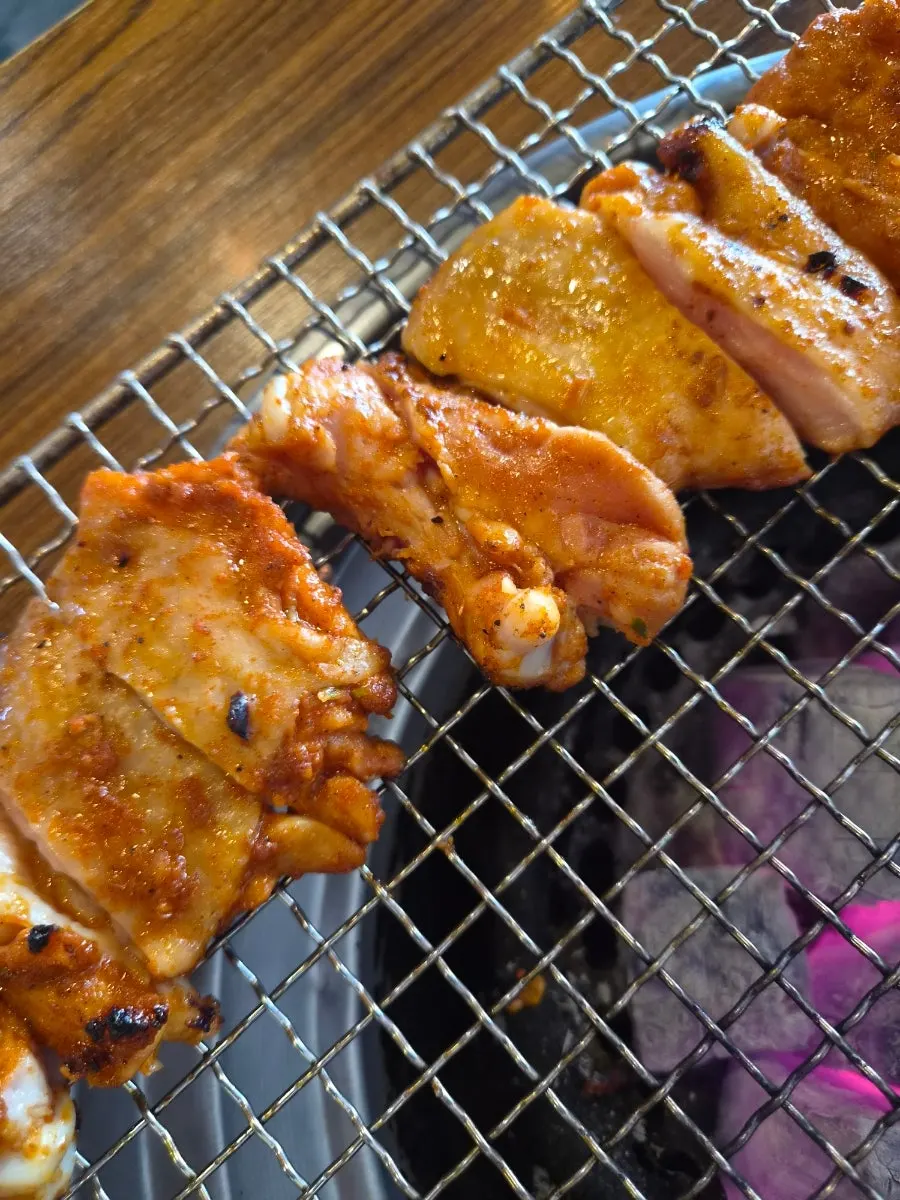 매콤한 양념 숯불닭갈비