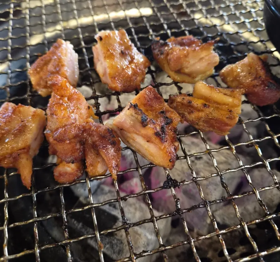 그물망 불판에서 구워지는 닭갈비