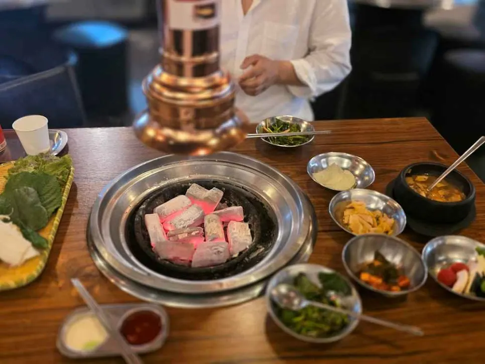 쌈 채소와 된장찌개가 차려진 상차림