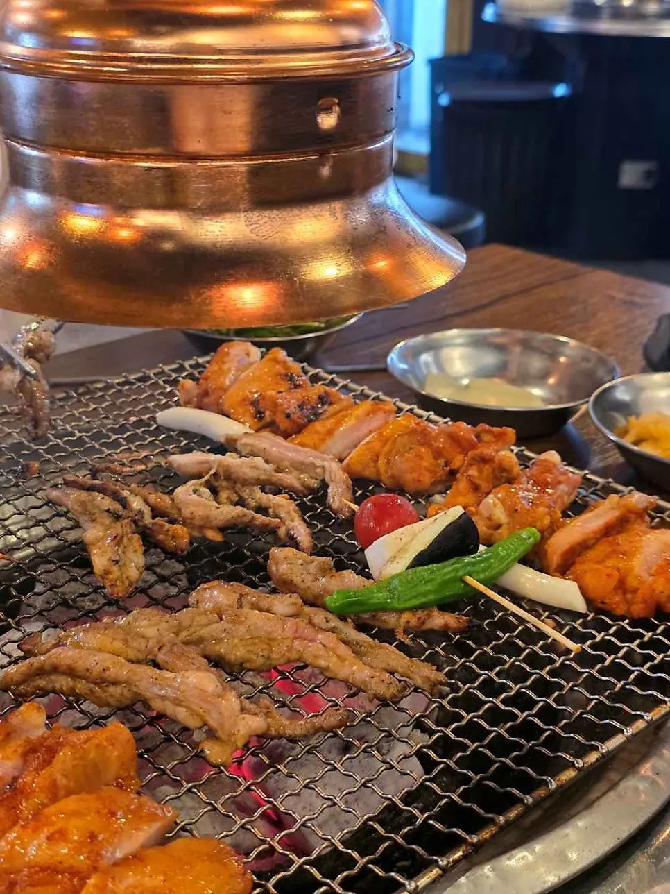 가운데 닭목살과 양쪽 닭갈비 초벌 모습