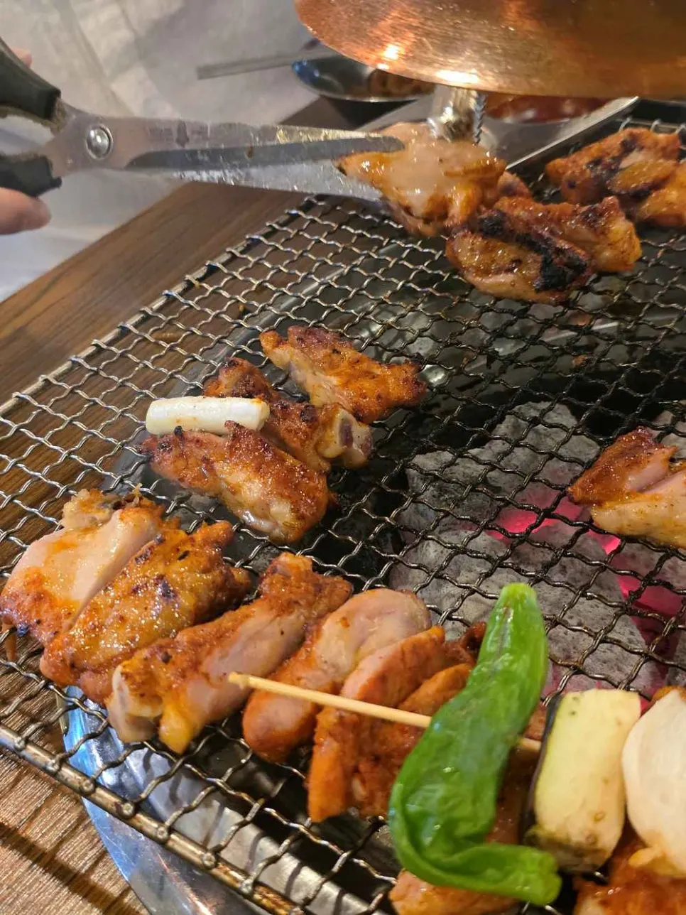 뼈에 붙은 숯불 닭갈비 고기