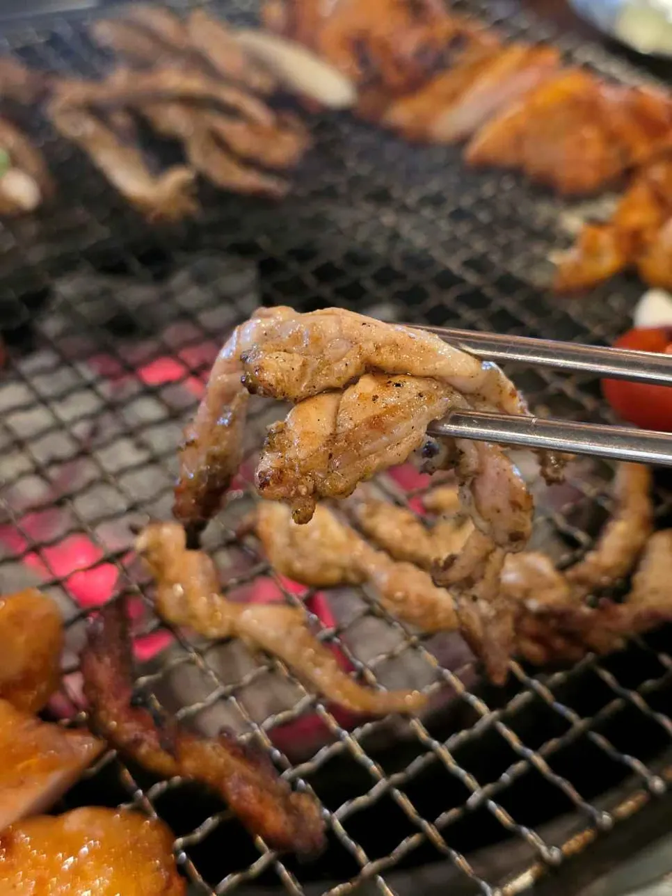 노릇하게 구운 한방양념 닭갈비