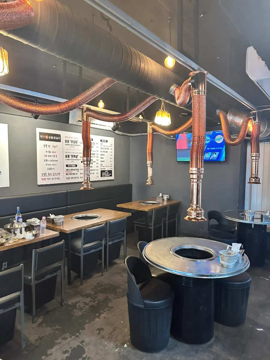 주문한 숯불닭갈비와 닭목살 메뉴 안내