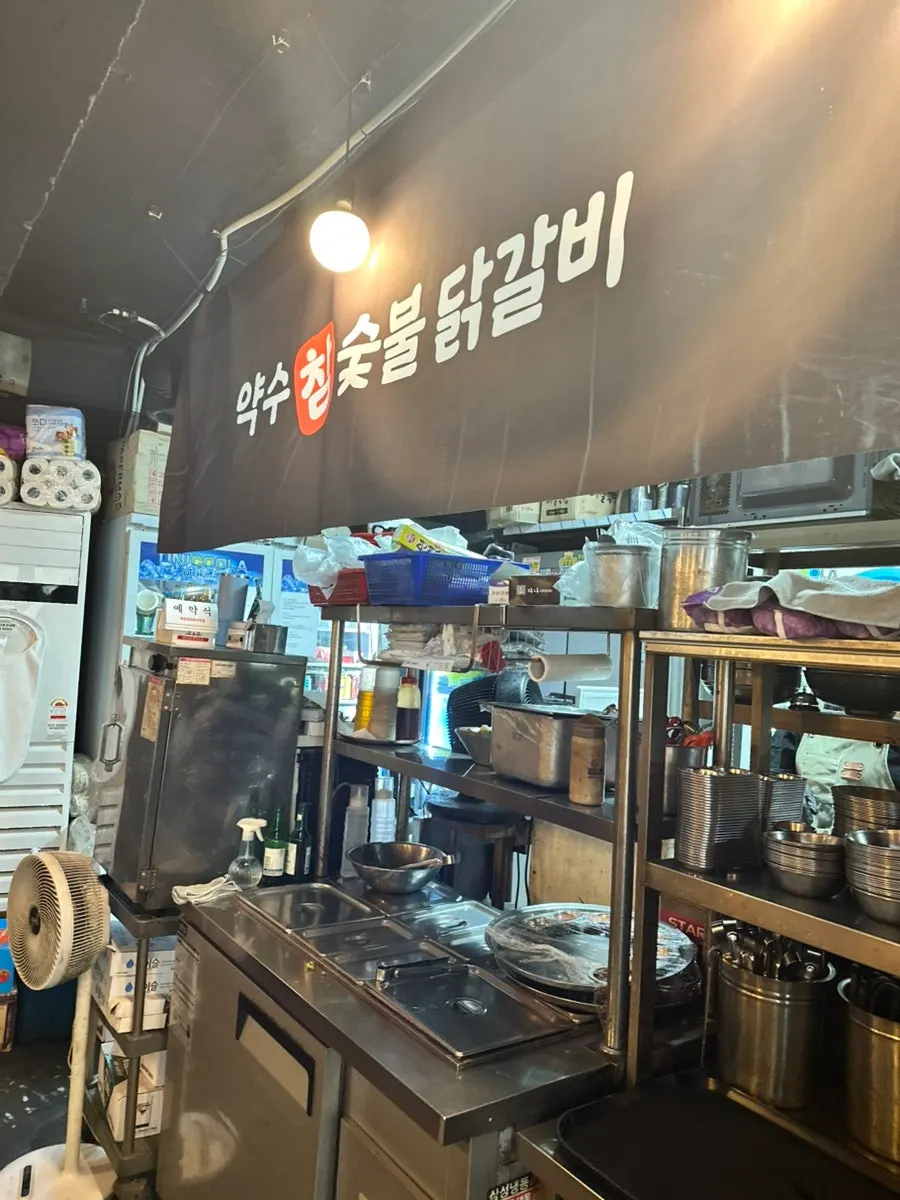 원형 테이블이 배치된 매장 좌석