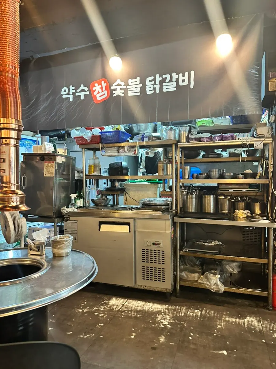 약수참숯불닭갈비 내부 테이블 전경
