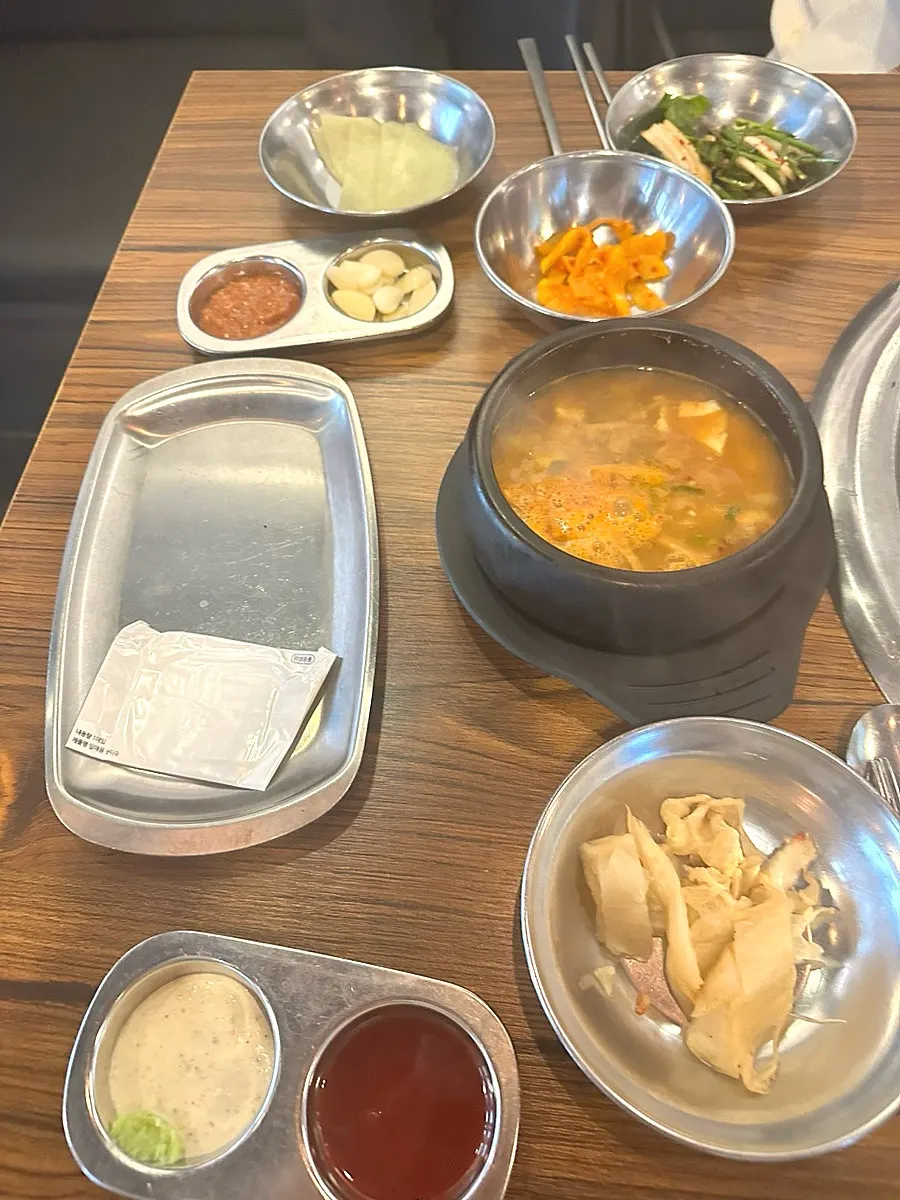 숯불구이용 불판이 놓인 테이블