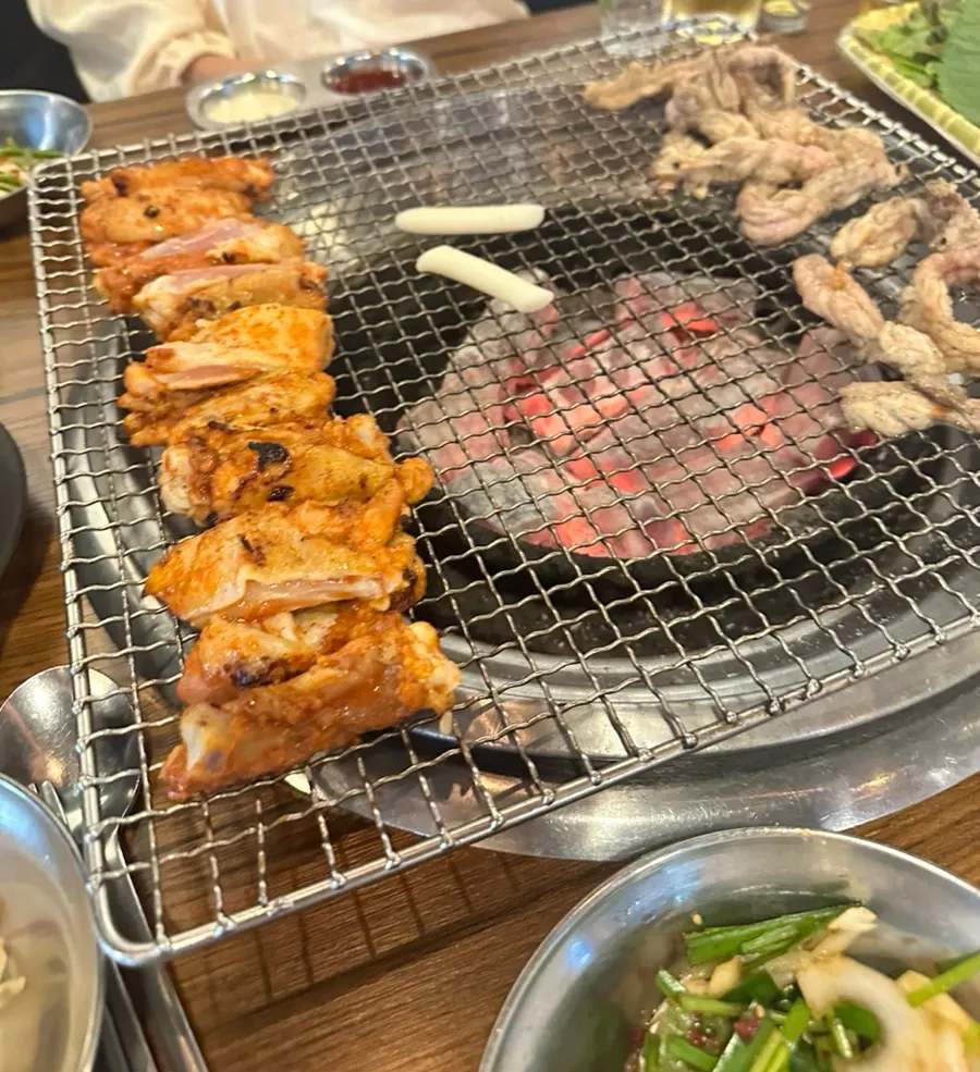넉넉하게 준비된 쌈채소 접시