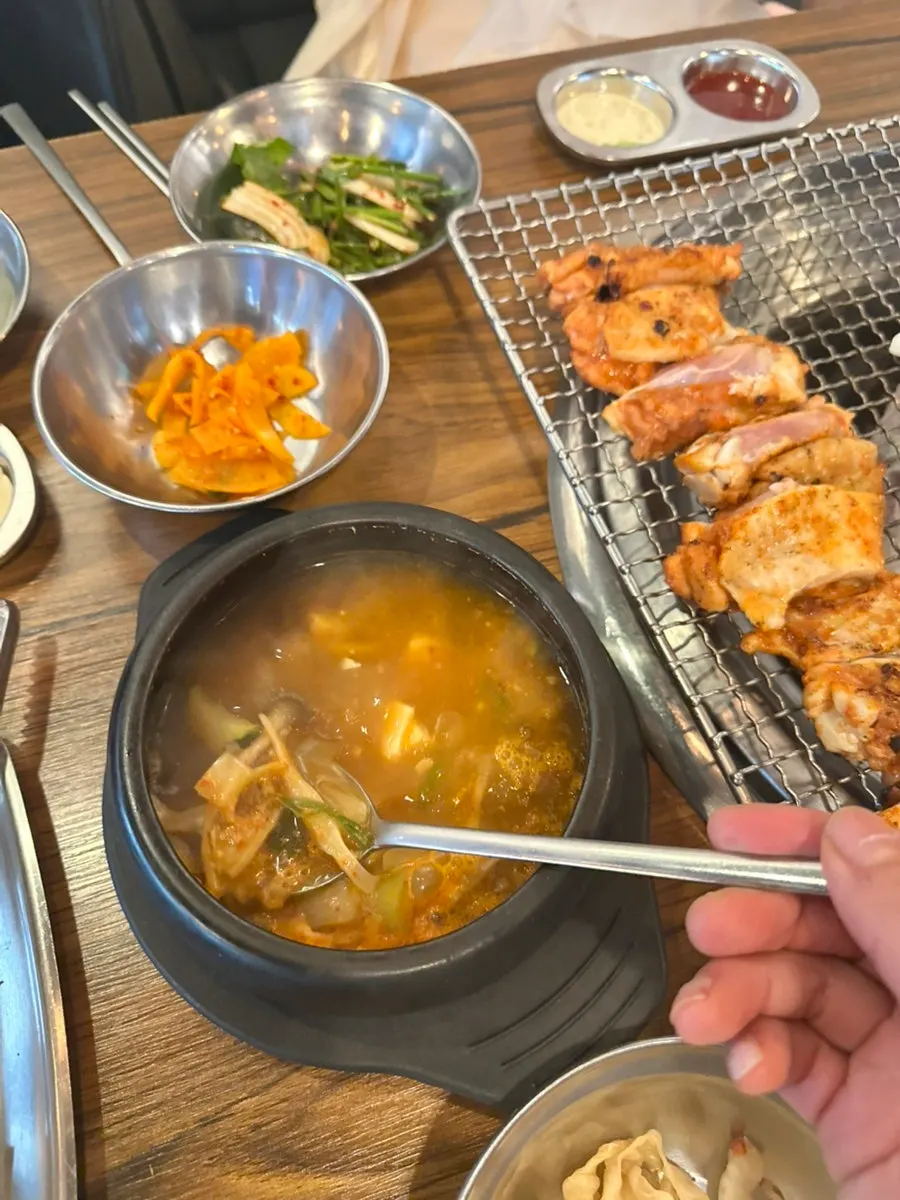 불판에서 함께 구운 꽈리고추와 버섯