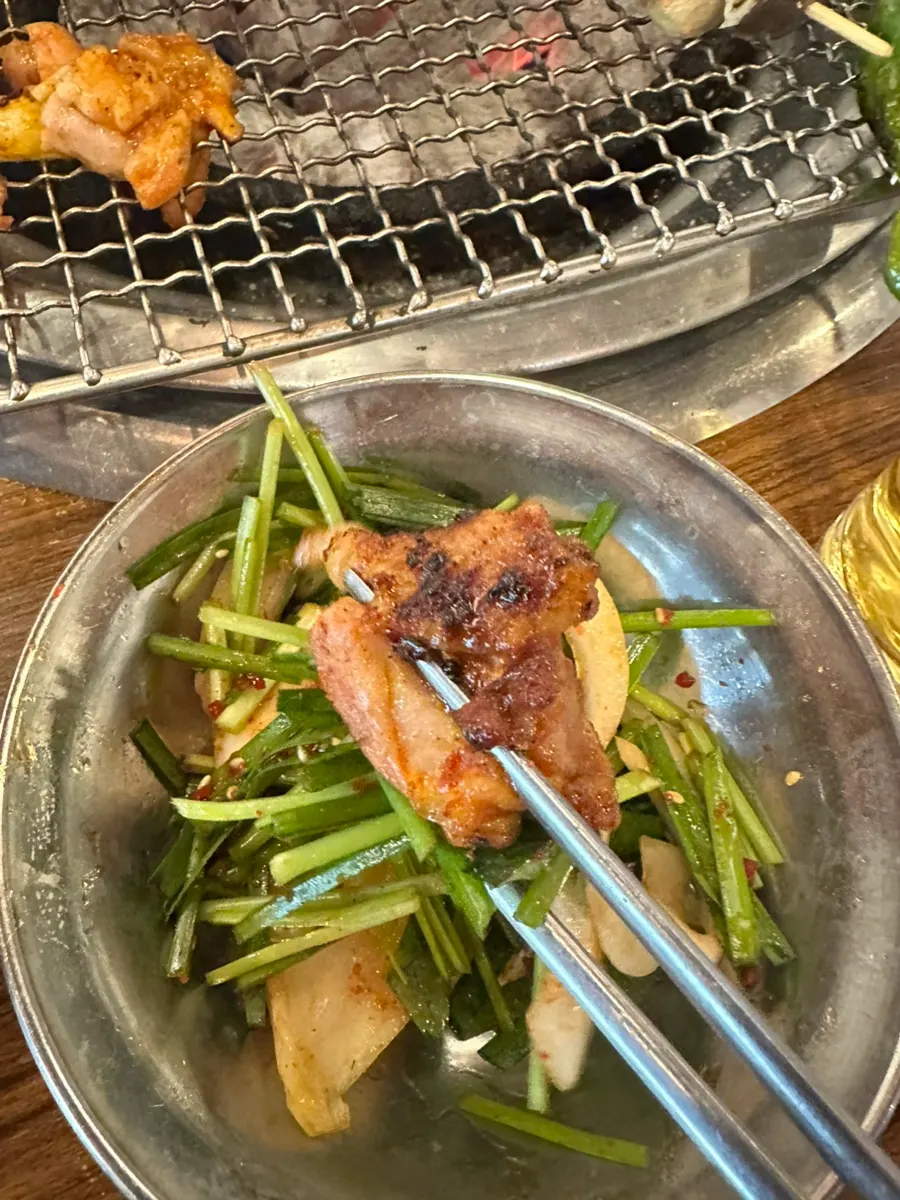 야채에 무쌈과 닭갈비를 올린 쌈