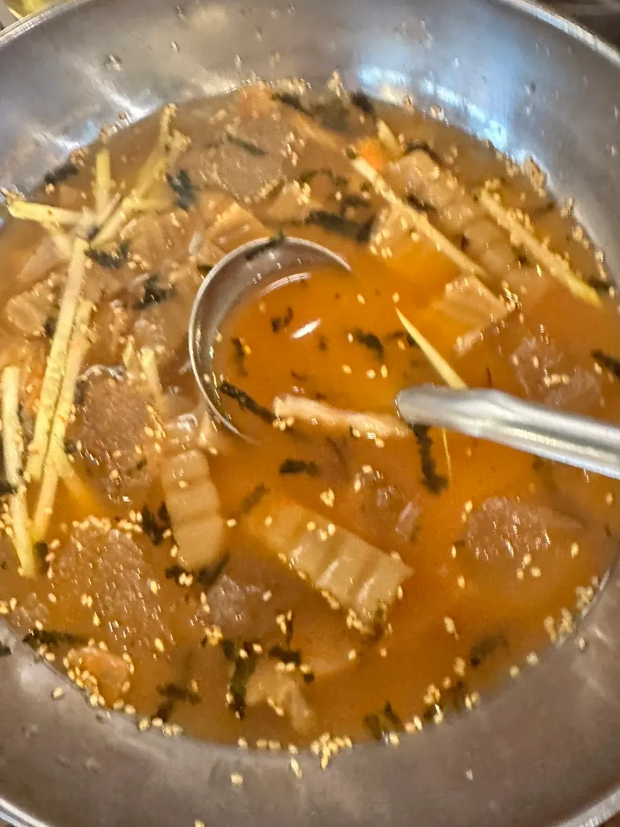 깻잎에 무쌈과 숯불 닭갈비를 올린 쌈