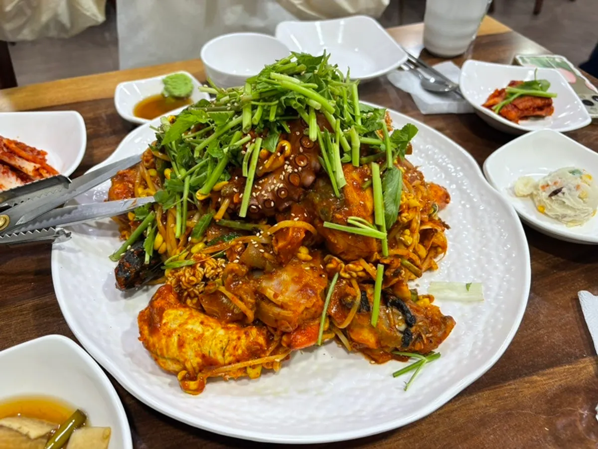 해물이 탑처럼 쌓인 아구해물찜 중 사이즈