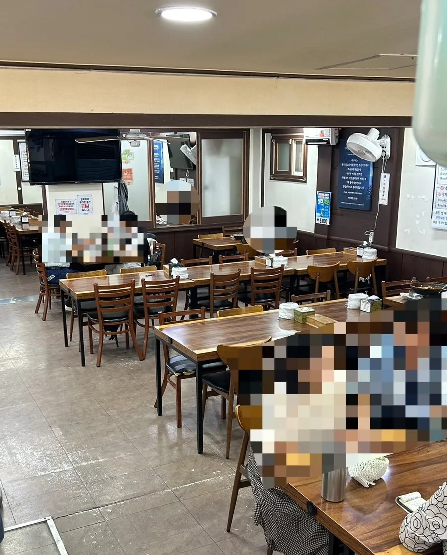 단체 모임이 가능한 넓은 좌석 공간