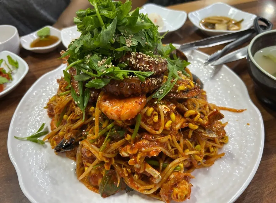 해산물이 수북이 올라간 아구해물찜 비주얼
