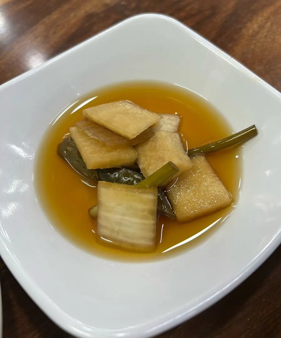 깔끔하게 담겨 나온 밑반찬