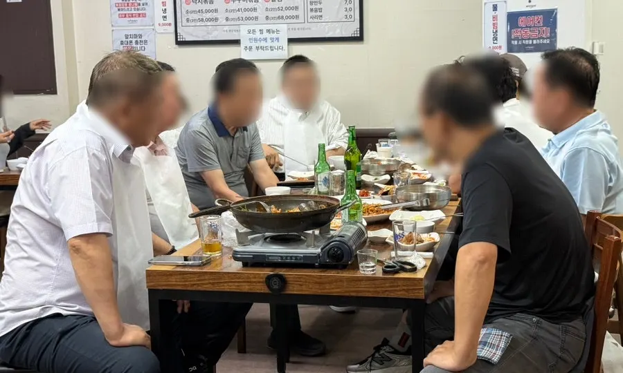 The main dining hall of Yaksudong Haemul Teombeong packed with customers
