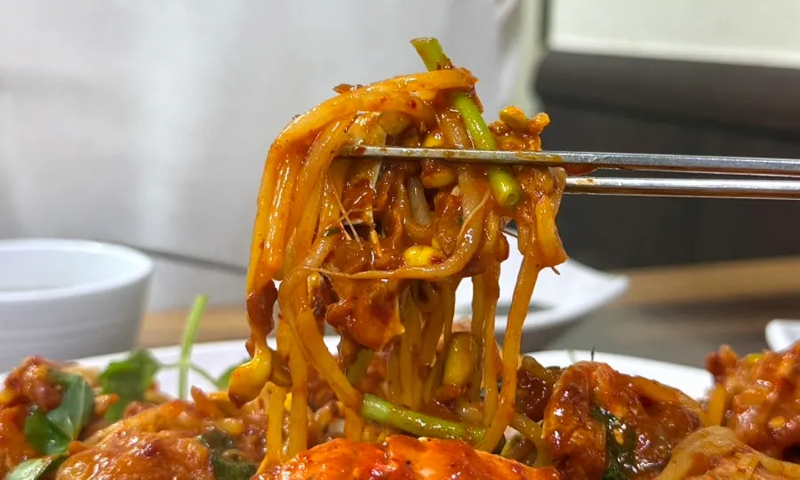The base of the stew full of bean sprouts and minari