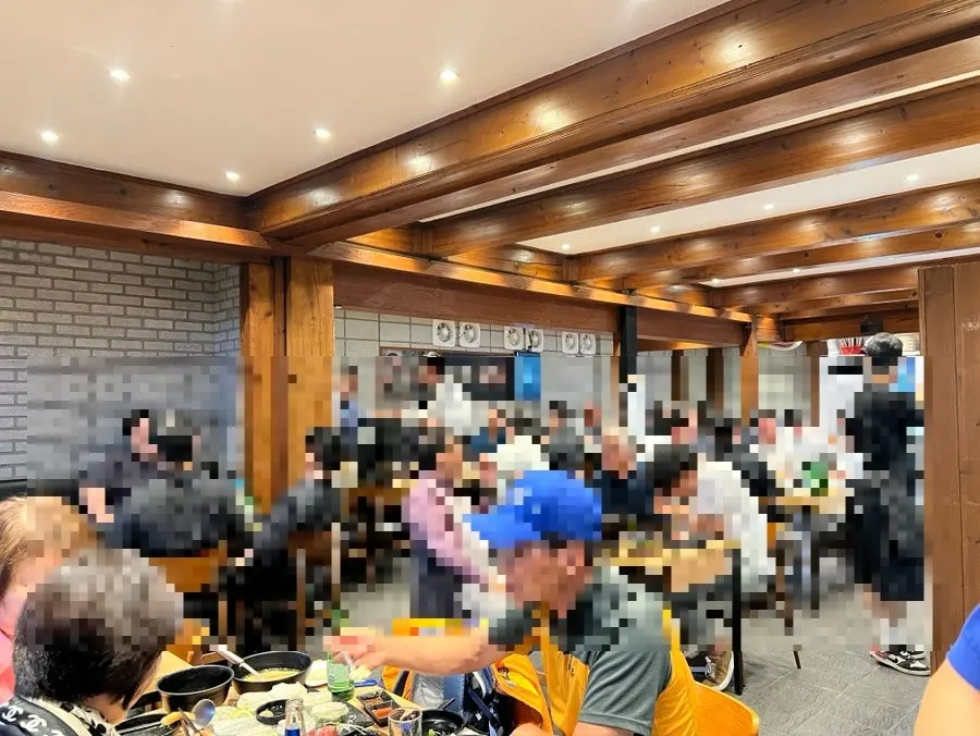Ido Hoetjip packed with customers on a weekday evening