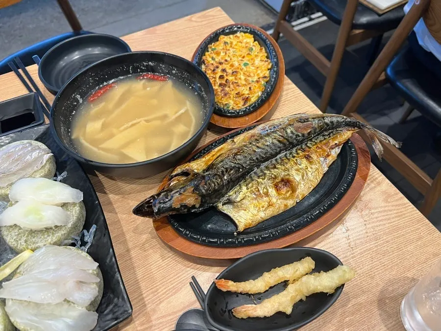 Seaweed soup, silkworm pupae, and aged kimchi set