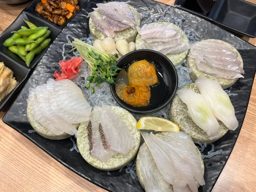 The main plate of flounder and rockfish sashimi