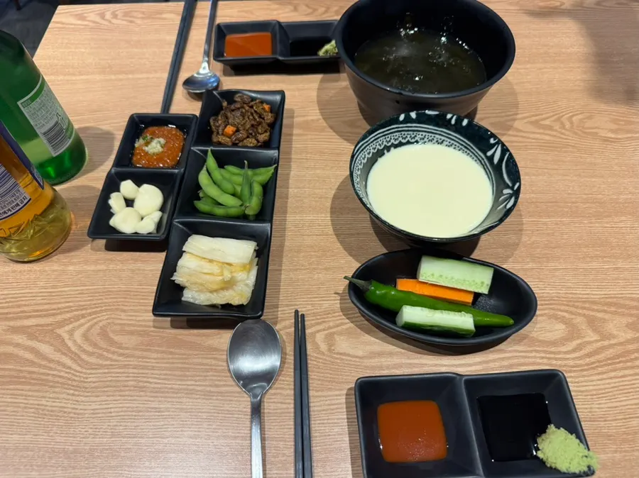 스끼다시로 가득 찬 테이블