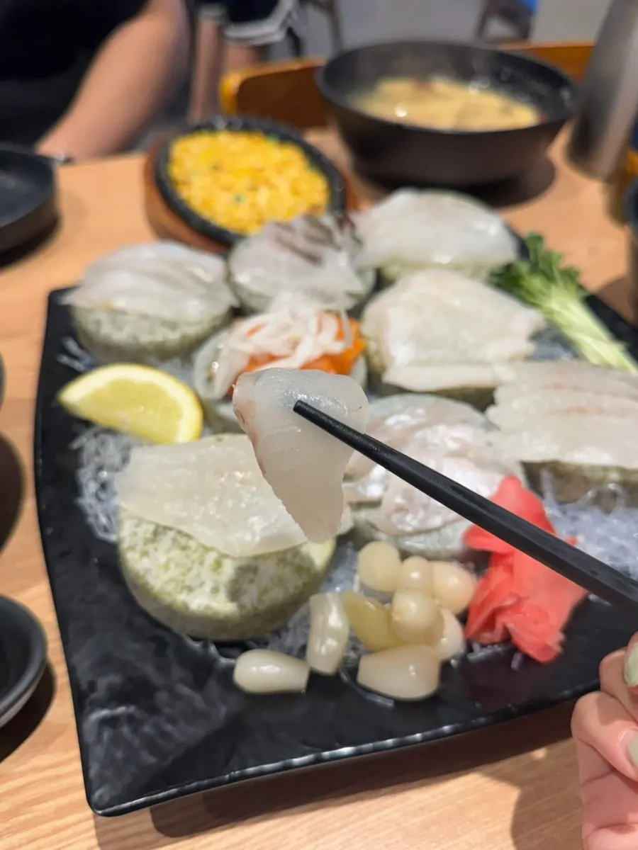 간장과 와사비에 찍은 흰살회