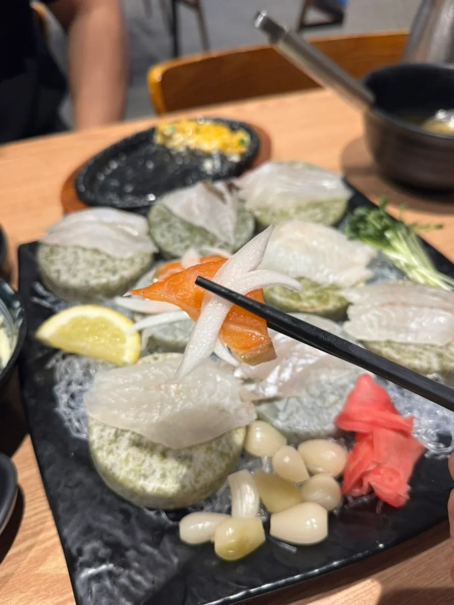 양파를 올린 연어회
