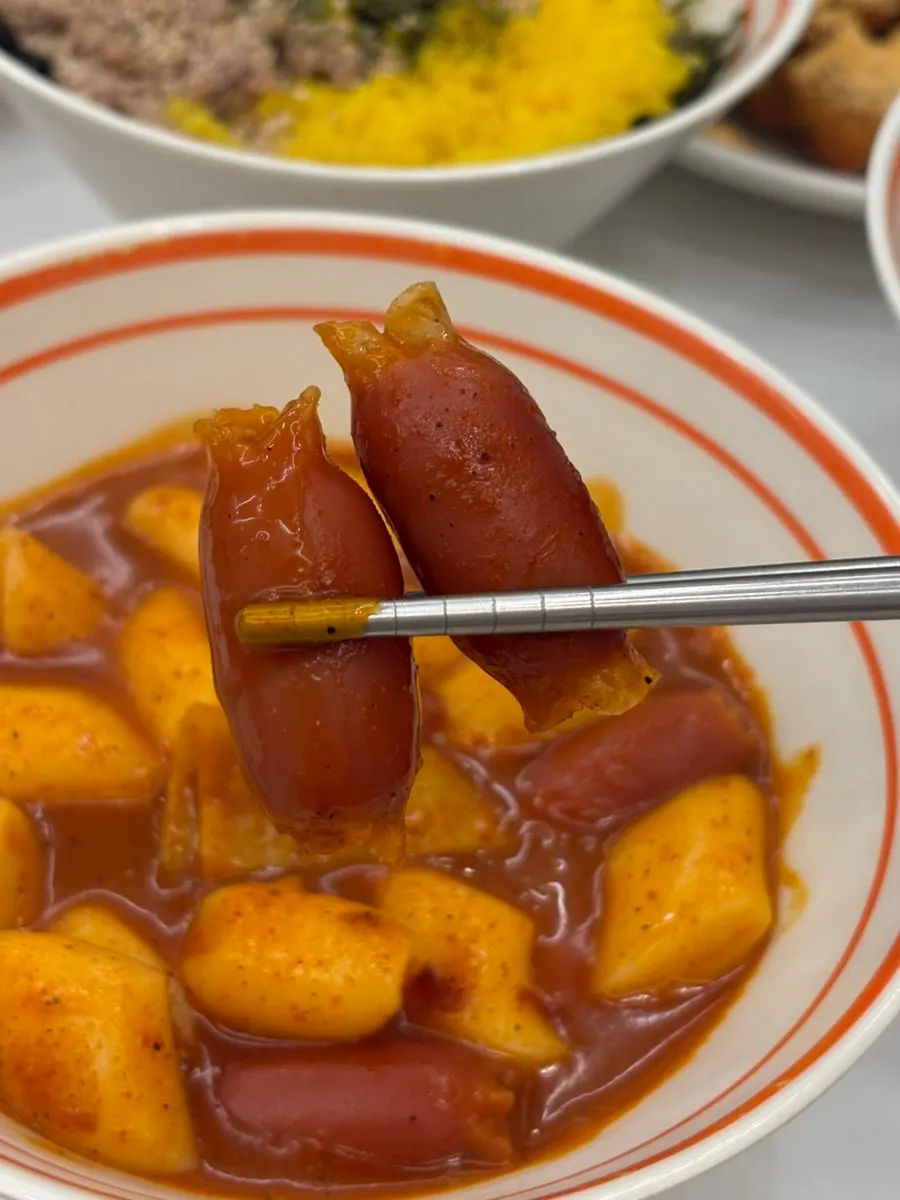 비엔나를 추가한 쌀떡 중간맛 떡볶이