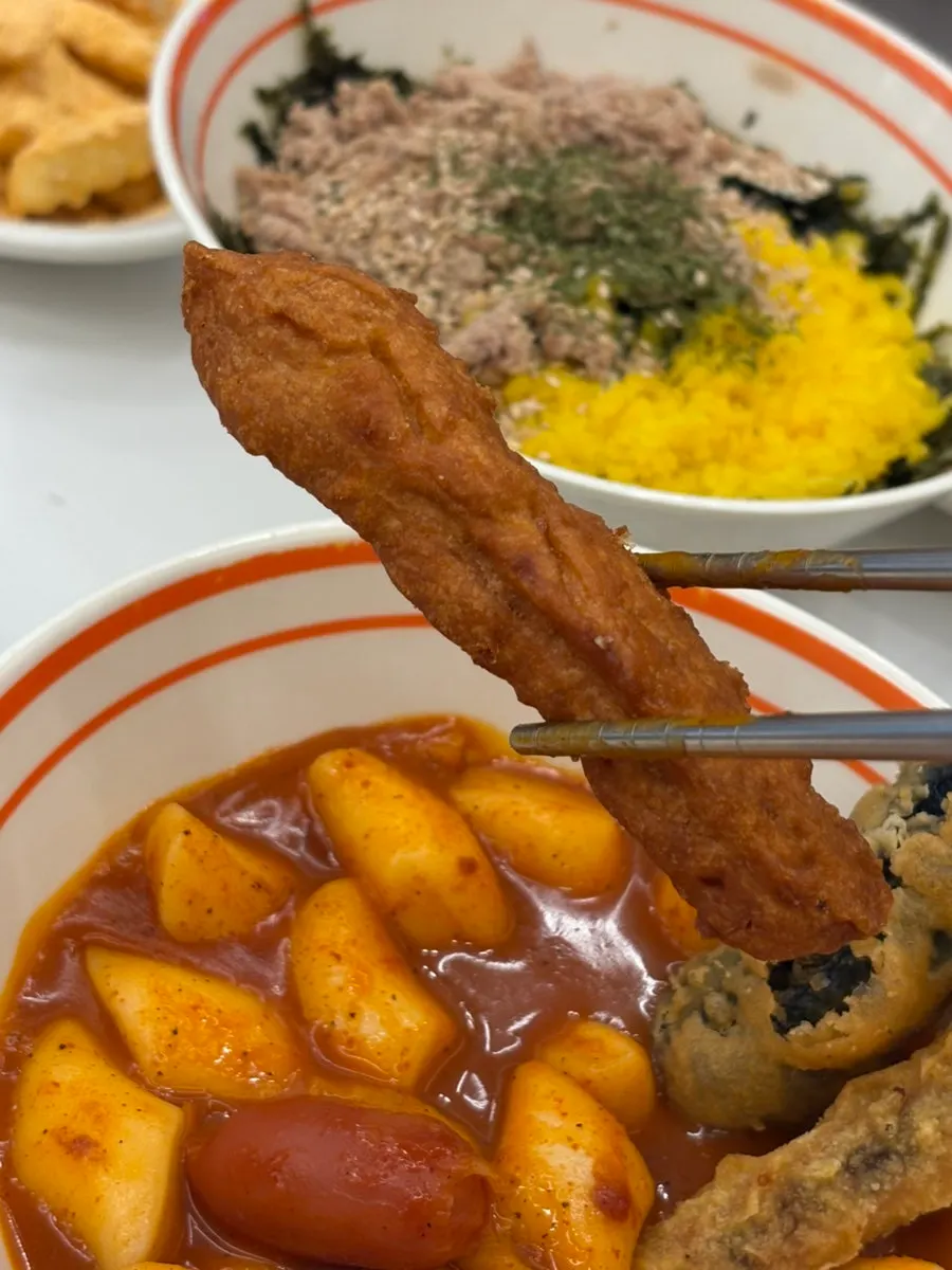 떡볶이 국물에 적신 오징어튀김