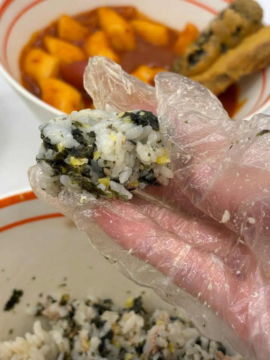 비벼 놓은 참치마요 컵밥