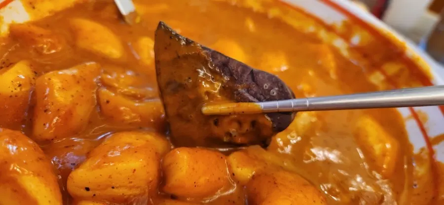Spicy rose tteokbokki sauce with a curry aroma