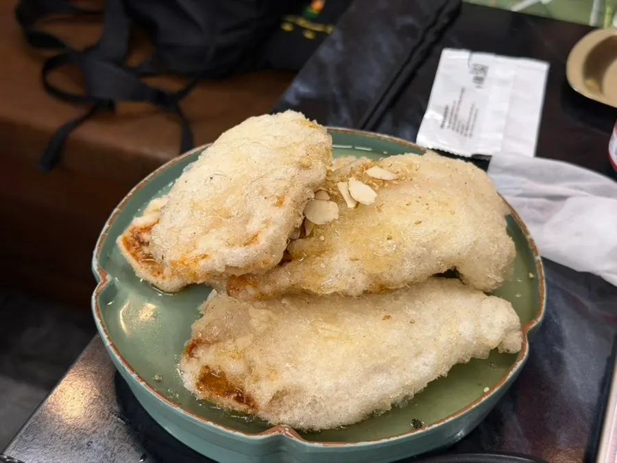 Kkuabaorou served with a sweet and tangy sauce