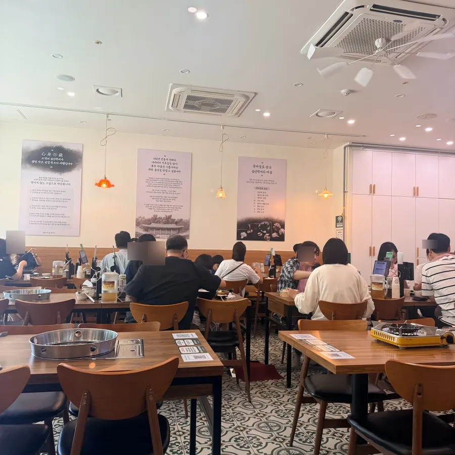 점심시간 손님으로 가득 찬 매장 내부