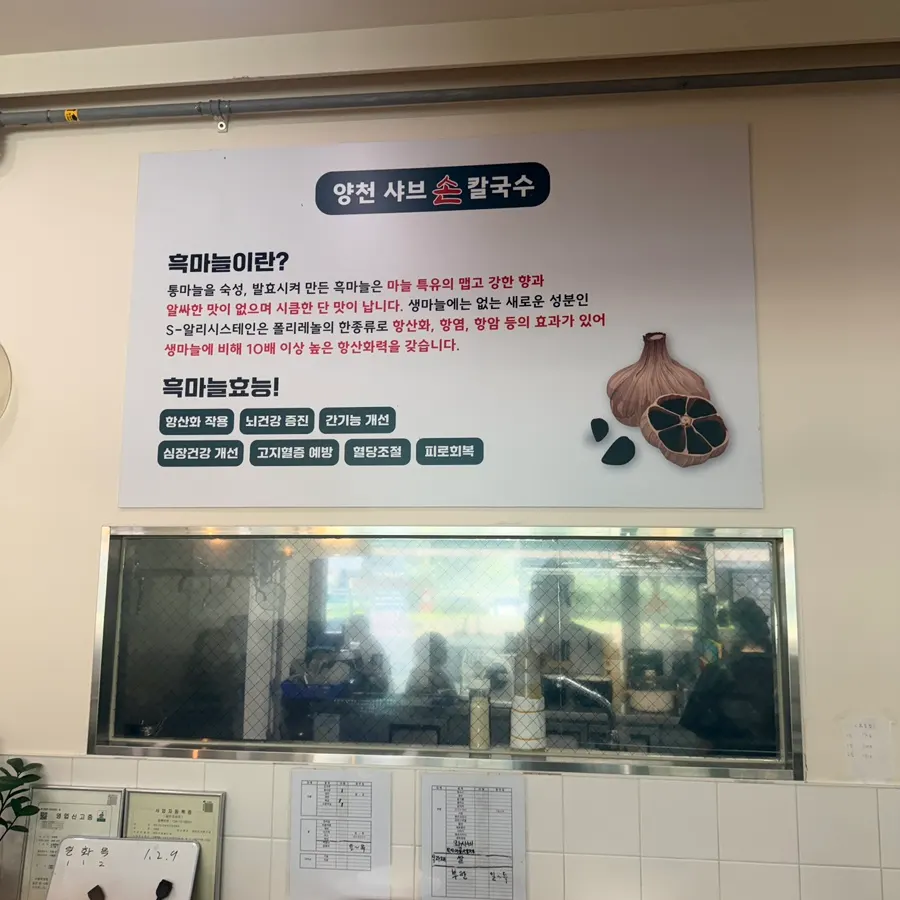 다양한 연령층 손님이 식사하는 홀 모습