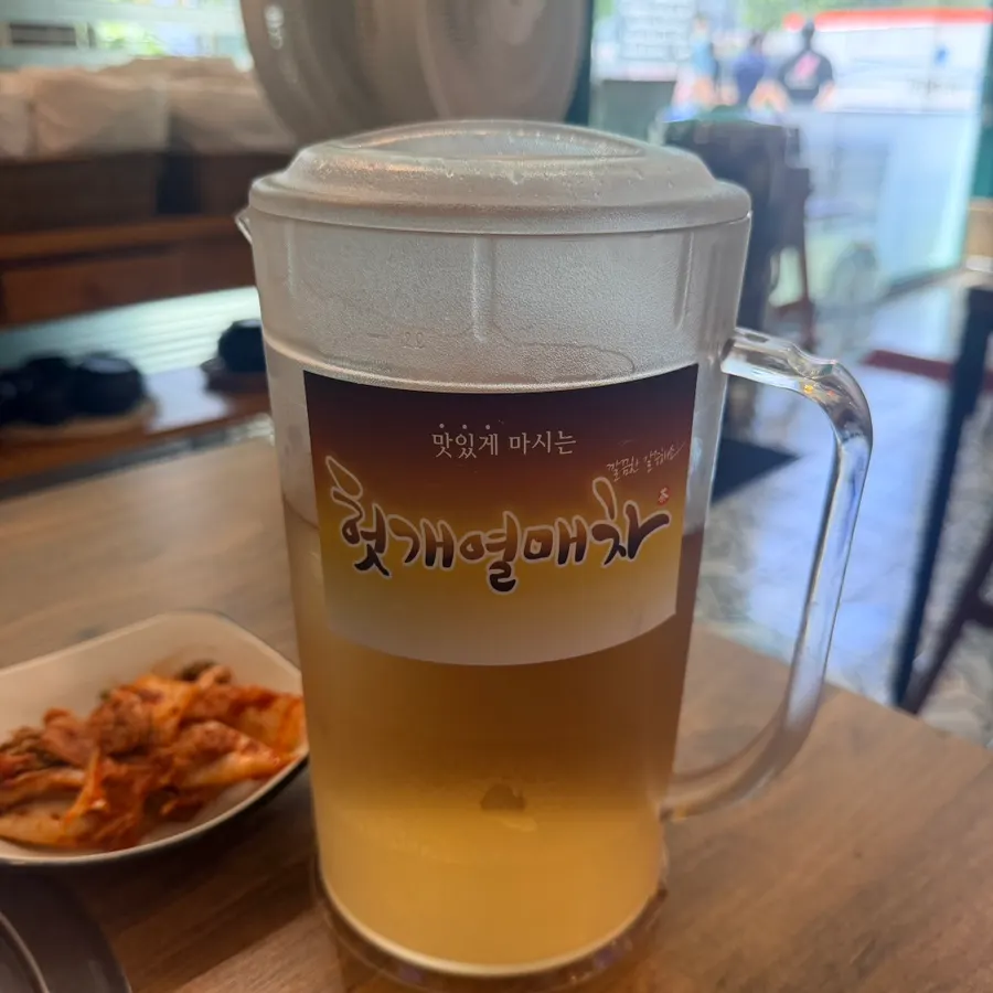 테이블에 놓인 헛개차 한 잔