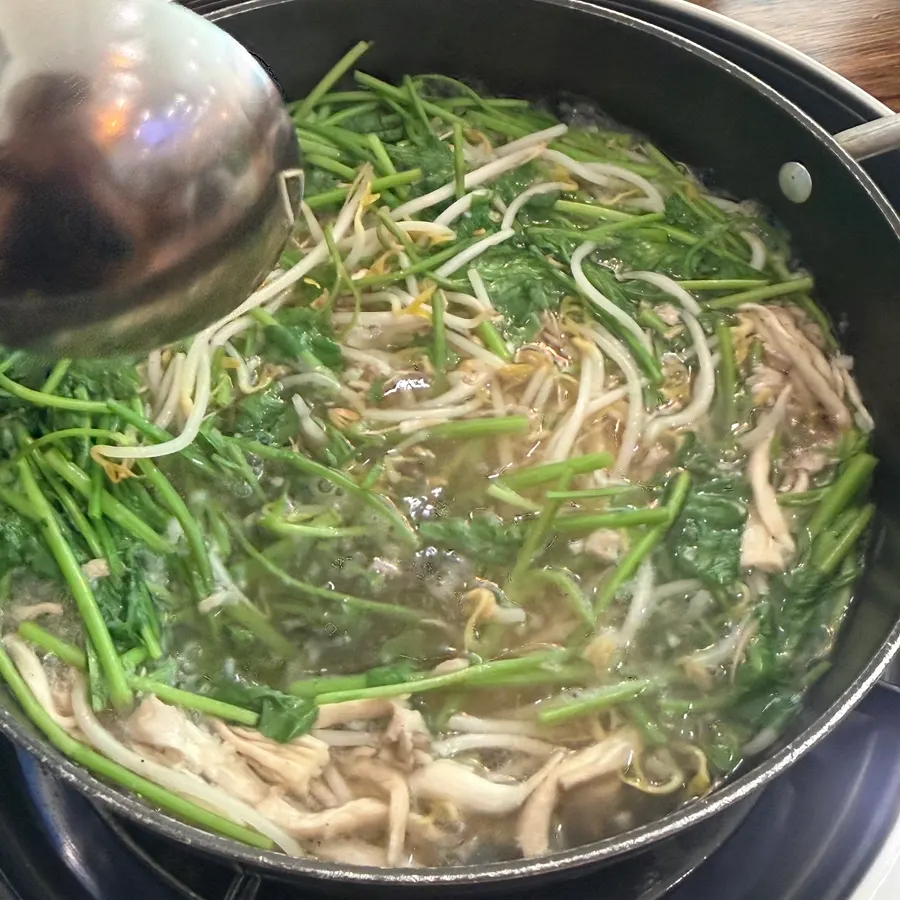끓는 한약재 육수에 샤브고기와 채소를 넣은 냄비