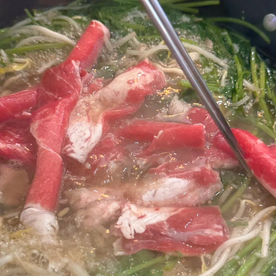샤브고기와 숙주를 한 젓가락 집어 든 모습
