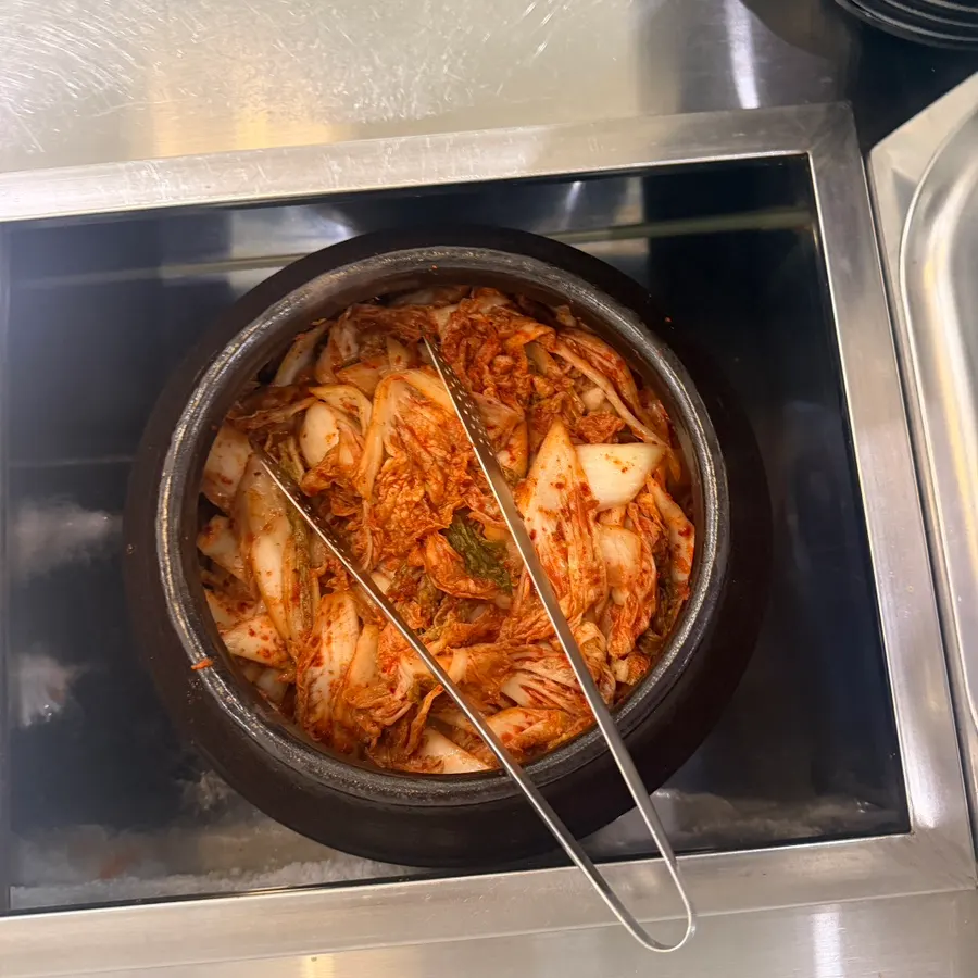 테이블에 놓인 김치 항아리