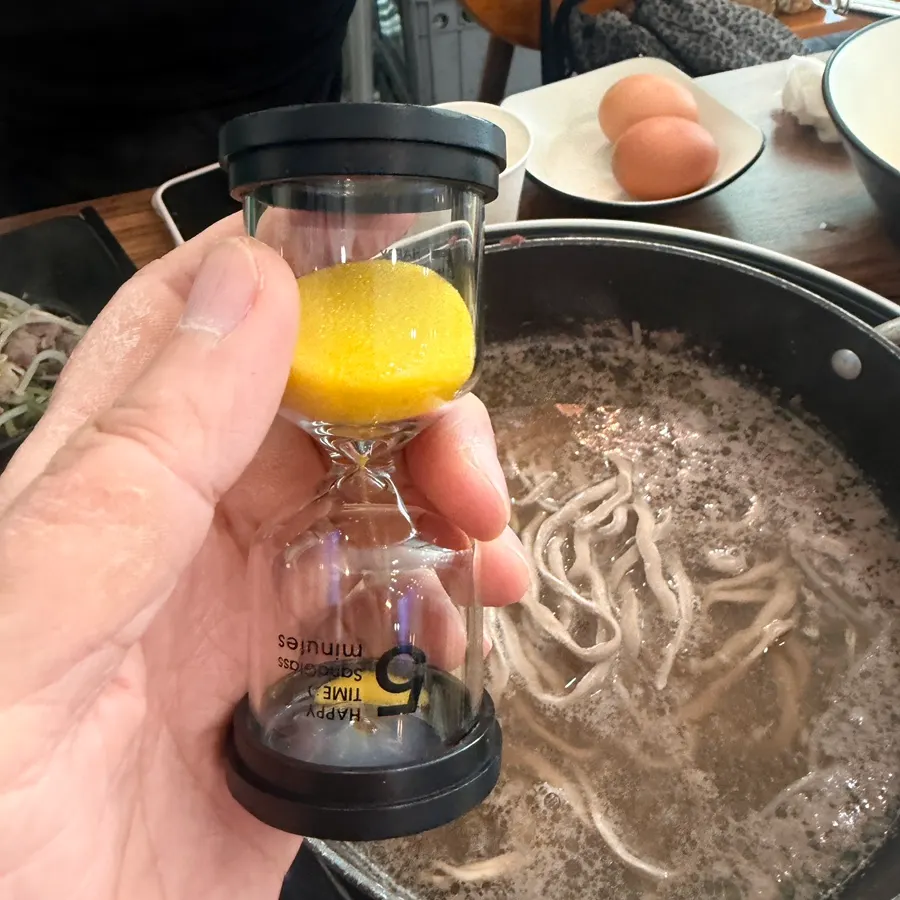 항아리에서 덜어낸 겉절이 김치