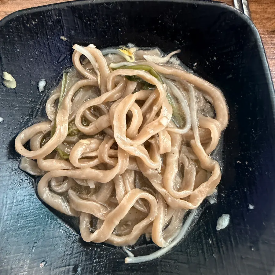 밑반찬과 김치가 놓인 테이블