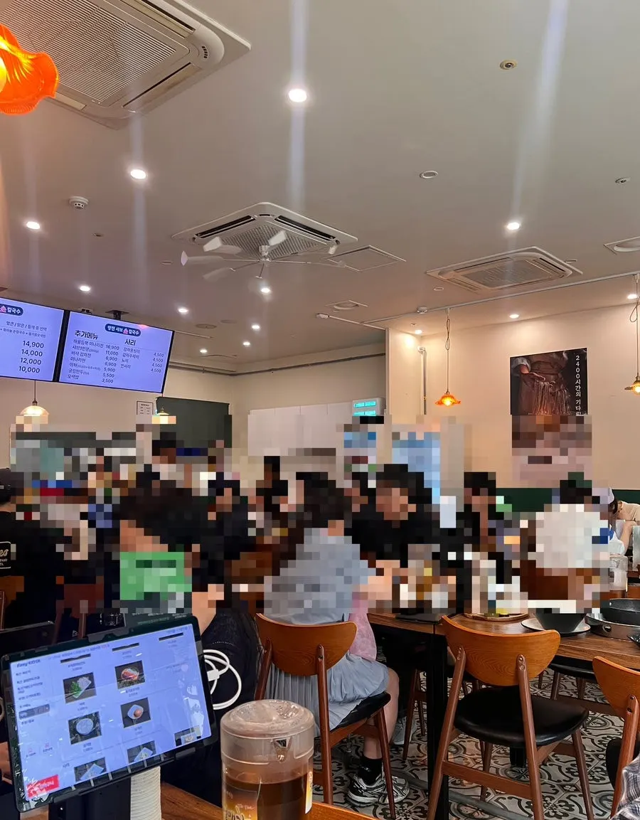 평일 오후 만석이던 양천샤브손칼국수 마곡본점 내부