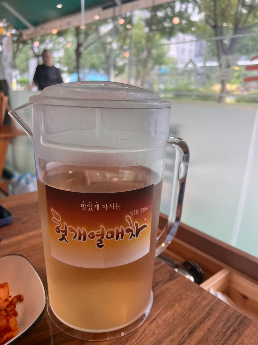 테이블에 놓인 헛개차 한 잔