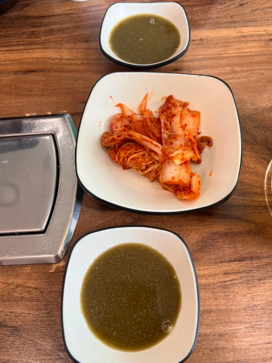 세팅된 샤브샤브 테이블