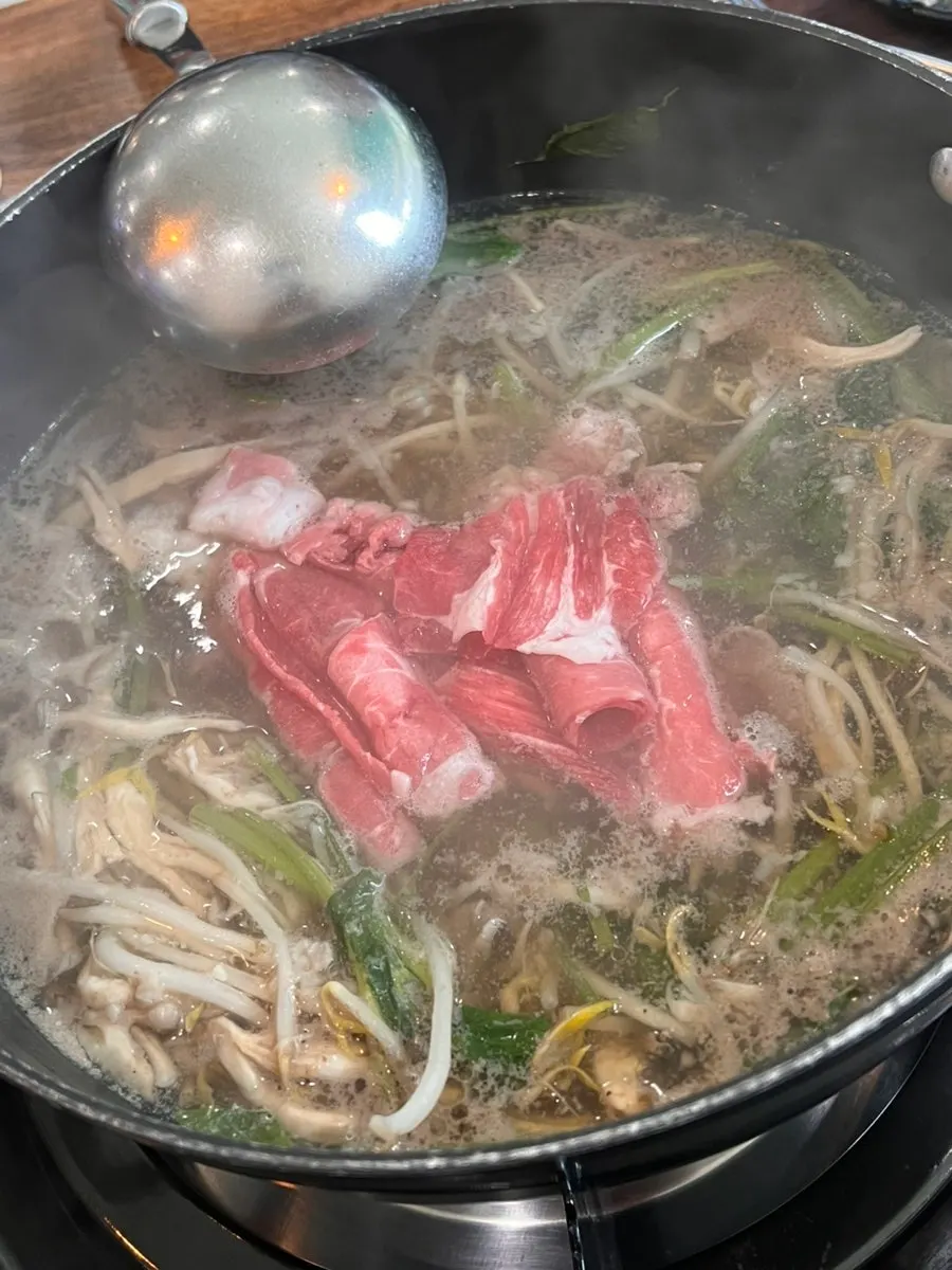 끓고 있는 샤브샤브 냄비