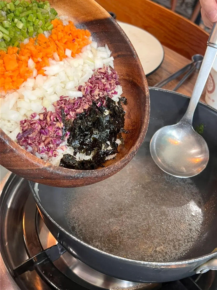 끓여낸 흑마늘 생면 칼국수